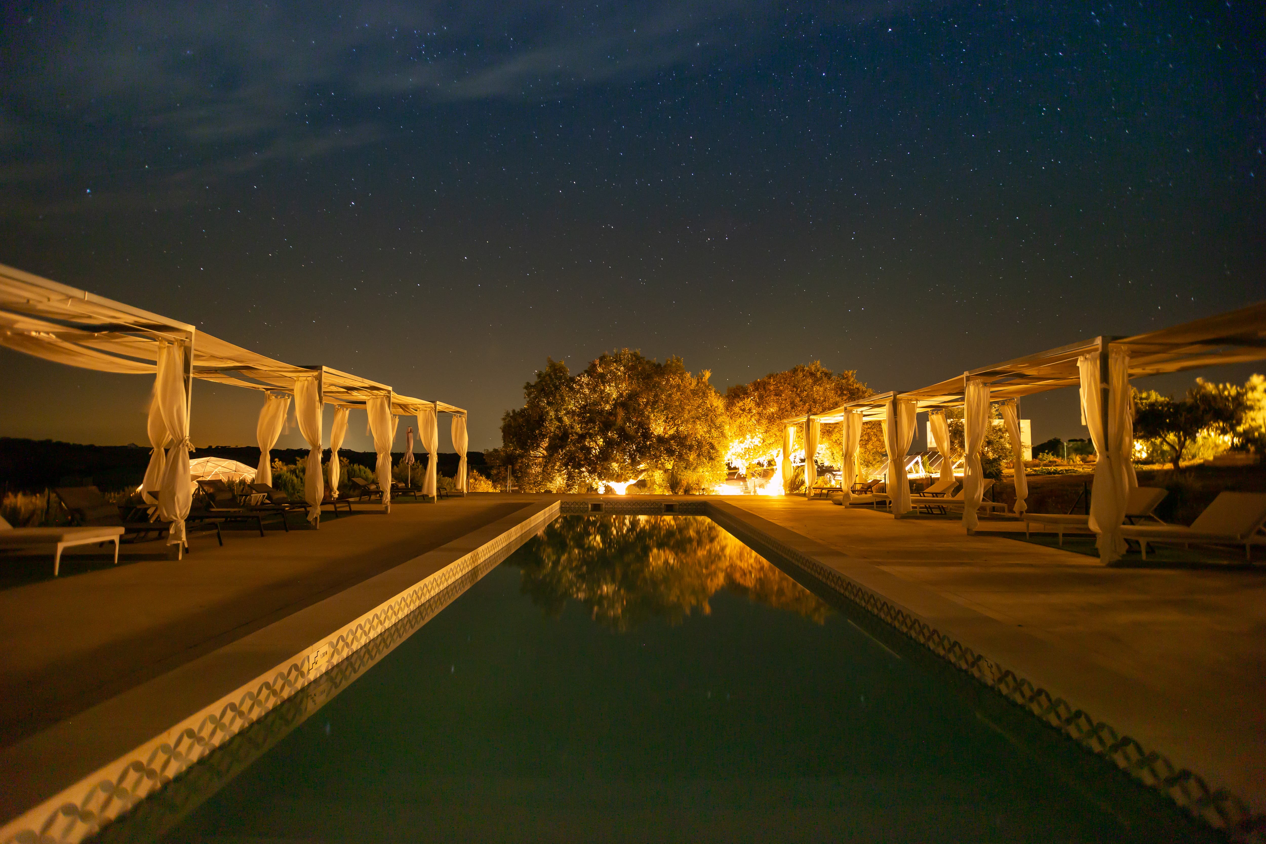 Piscina e zona de eventos do Glamping Skies ao anoitecer